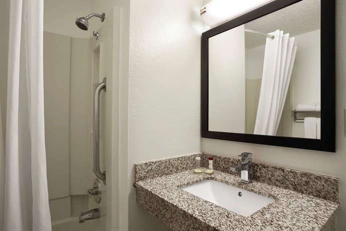 Imagen de la habitación del Hotel Super 8 By Wyndham Cedar Rapids. Foto 7