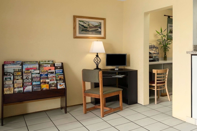 Imagen de los interiores del Hotel Super 8 By Wyndham Cedar Rapids. Foto 9