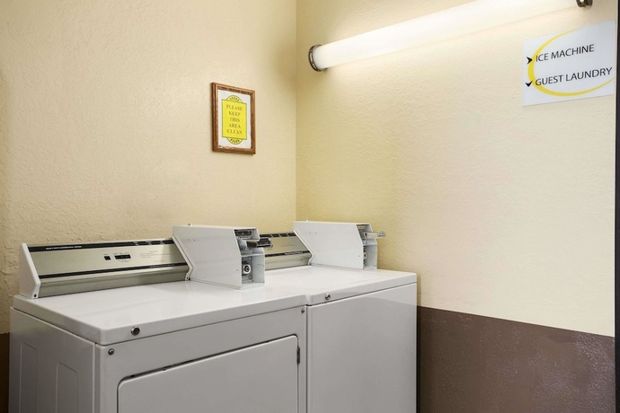 Imagen de los interiores del Hotel Super 8 By Wyndham Cedar Rapids. Foto 10