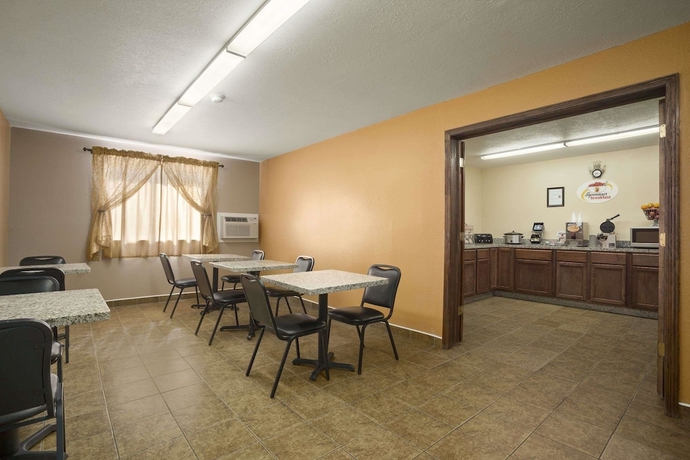 Imagen de los interiores del Hotel Super 8 By Wyndham Cedar Rapids. Foto 11