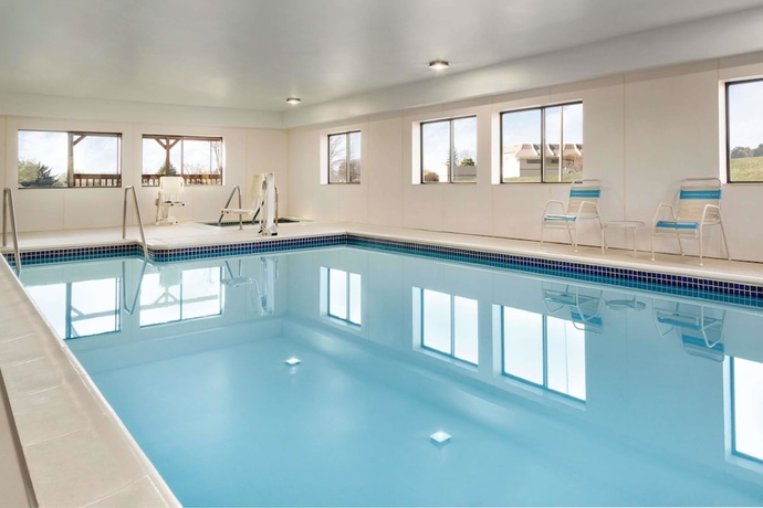 Imagen de la piscina del Hotel Super 8 By Wyndham Chambersburg I-81. Foto 16