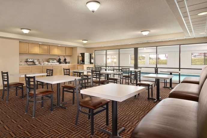 Imagen del bar/restaurante del Hotel Super 8 By Wyndham Chambersburg I-81. Foto 3