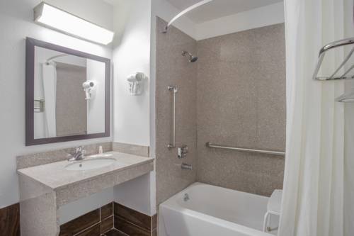 Imagen de la habitación del Hotel Super 8 By Wyndham Champaign. Foto 6