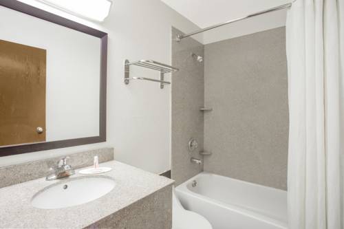 Imagen de la habitación del Hotel Super 8 By Wyndham Champaign. Foto 8