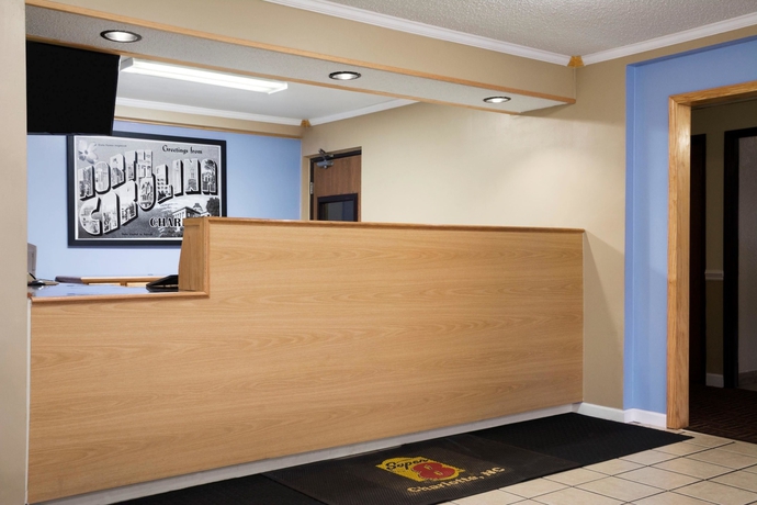Imagen de los interiores del Hotel Super 8 By Wyndham Charlotte University. Foto 11
