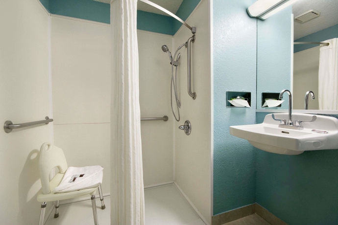 Imagen de la habitación del Hotel Super 8 By Wyndham Charlotte University. Foto 10