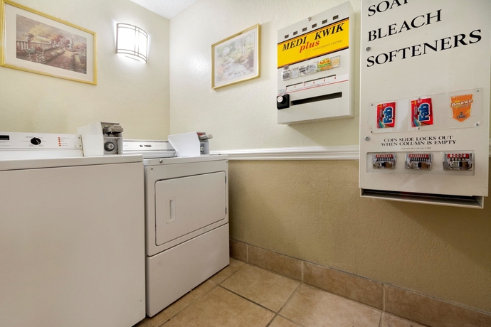 Imagen de los interiores del Hotel Super 8 By Wyndham Charlotte University. Foto 12