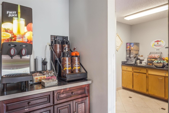 Imagen del bar/restaurante del Hotel Super 8 By Wyndham Charlotte/amusement Park Area. Foto 4