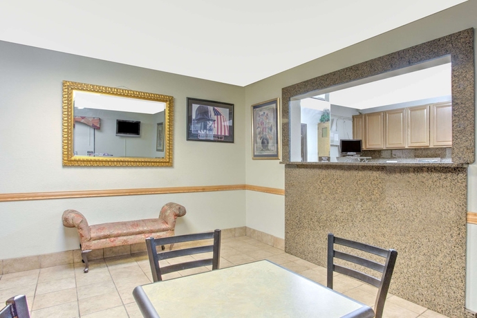 Imagen de los interiores del Hotel Super 8 By Wyndham Charlottesville. Foto 16