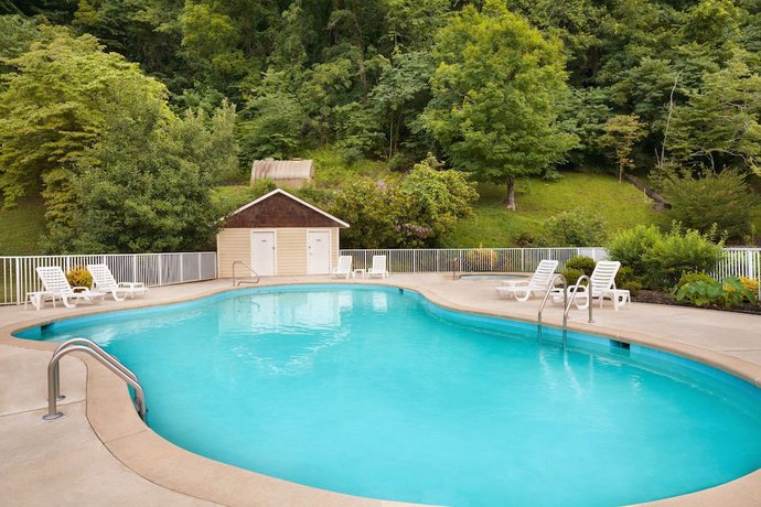 Imagen de la piscina del Hotel Super 8 By Wyndham Cherokee. Foto 20