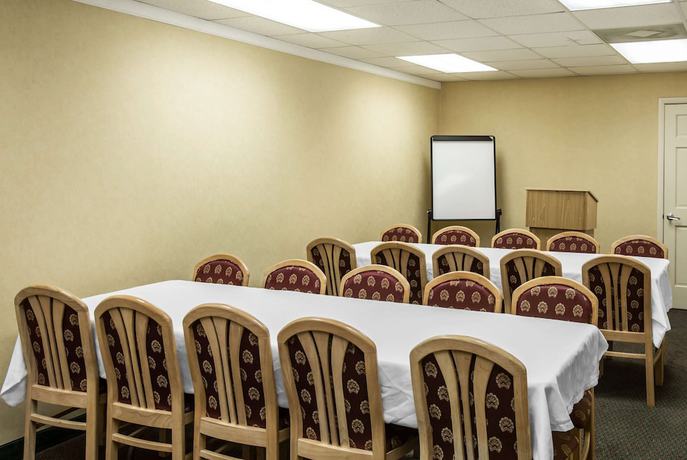 Imagen de los interiores del Hotel Super 8 By Wyndham Cherokee. Foto 19