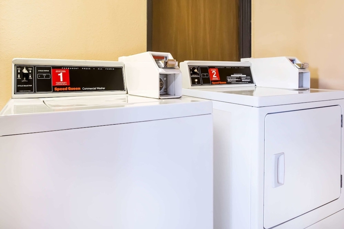 Imagen de los interiores del Hotel Super 8 By Wyndham Chester/richmond Area. Foto 15