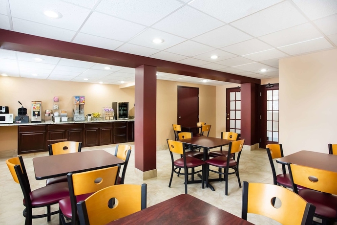 Imagen del bar/restaurante del Hotel Super 8 By Wyndham Chester/richmond Area. Foto 3