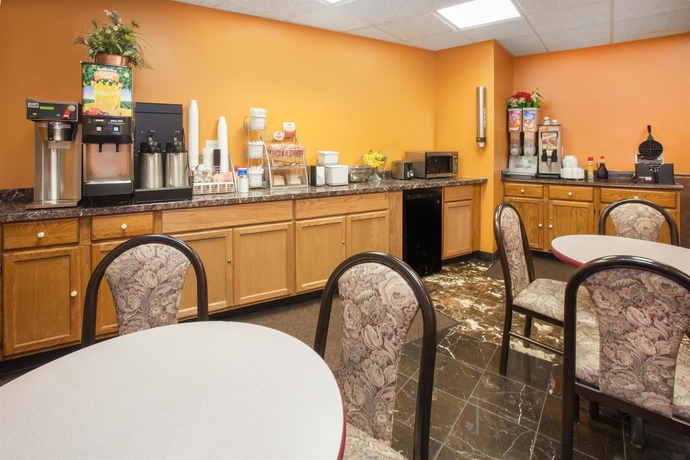Imagen del bar/restaurante del Hotel Super 8 By Wyndham Chicago Il. Foto 2