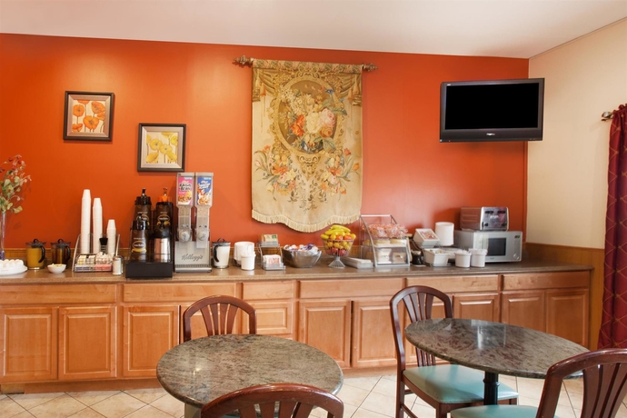 Imagen del bar/restaurante del Hotel Super 8 By Wyndham Chicago Northlake O'hare South. Foto 5