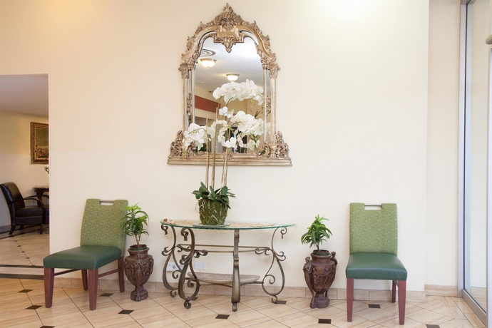 Imagen de los interiores del Hotel Super 8 By Wyndham Chicago Northlake O'hare South. Foto 15