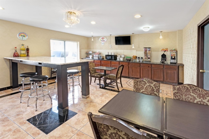 Imagen del bar/restaurante del Hotel Super 8 By Wyndham Chicago O'hare Airport. Foto 2