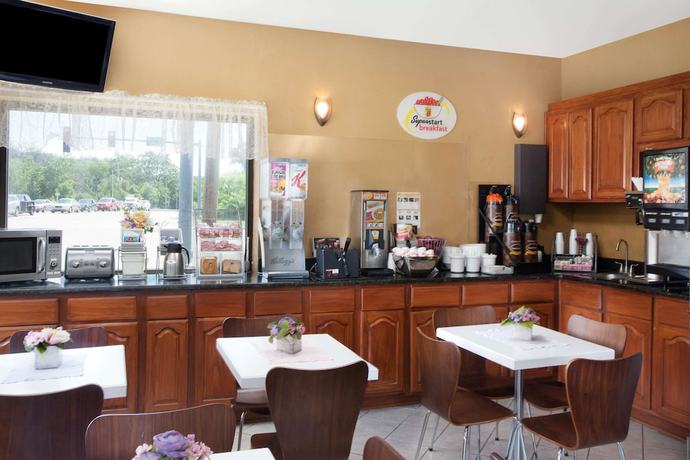 Imagen del bar/restaurante del Hotel Super 8 By Wyndham Chicago/rosemont/o'hare/se. Foto 2