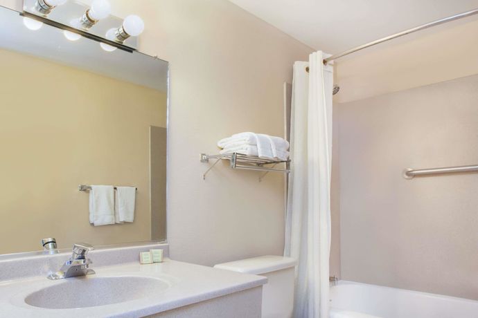 Imagen de la habitación del Hotel Super 8 By Wyndham Chicago/rosemont/o'hare/se. Foto 9