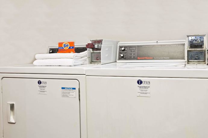 Imagen de los interiores del Hotel Super 8 By Wyndham Chipley. Foto 12