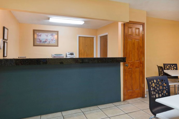 Imagen de los interiores del Hotel Super 8 By Wyndham Chipley. Foto 13