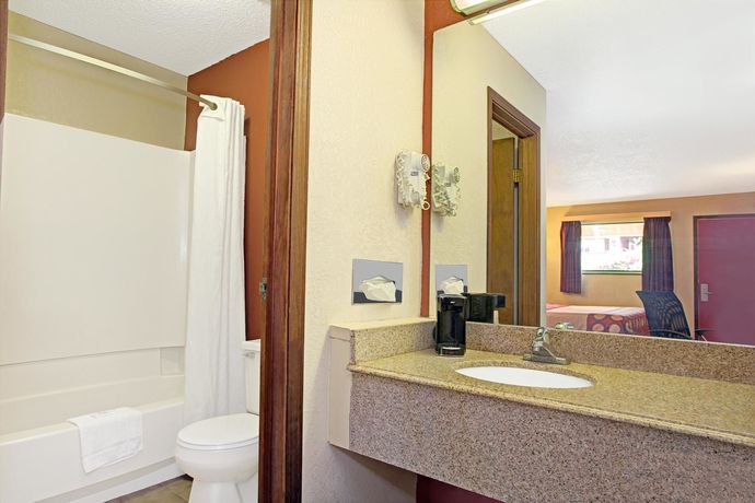 Imagen de la habitación del Hotel Super 8 By Wyndham Cincinnati/springdale Oh. Foto 5