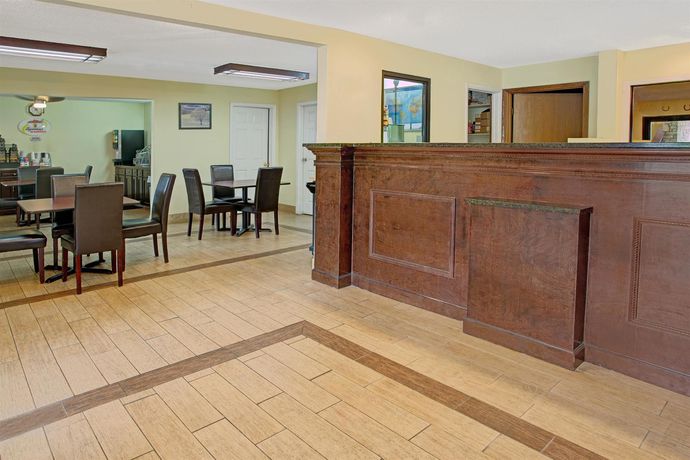 Imagen de la piscina del Hotel Super 8 By Wyndham Cincinnati/springdale Oh. Foto 15