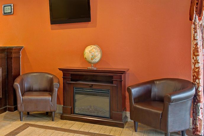 Imagen de la piscina del Hotel Super 8 By Wyndham Cincinnati/springdale Oh. Foto 16