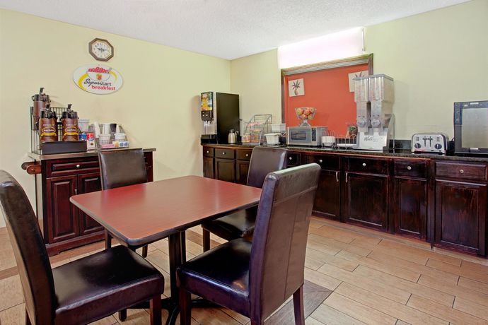 Imagen de los interiores del Hotel Super 8 By Wyndham Cincinnati/springdale Oh. Foto 14