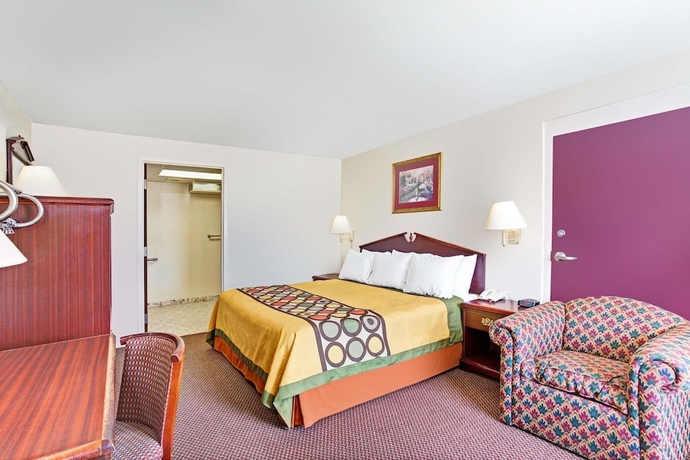 Imagen de la habitación del Hotel Super 8 By Wyndham Clarksville East. Foto 8