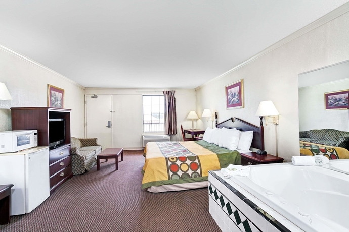Imagen de la habitación del Hotel Super 8 By Wyndham Clarksville East. Foto 11