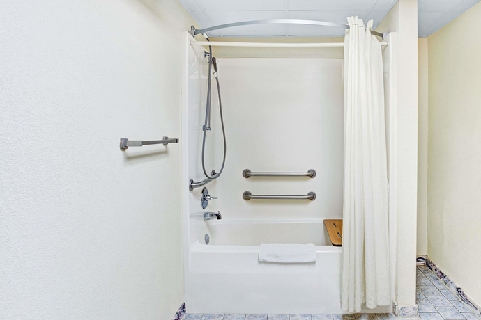 Imagen de la habitación del Hotel Super 8 By Wyndham Clarksville East. Foto 13