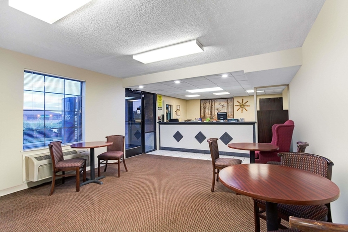 Imagen de los interiores del Hotel Super 8 By Wyndham Clarksville East. Foto 15