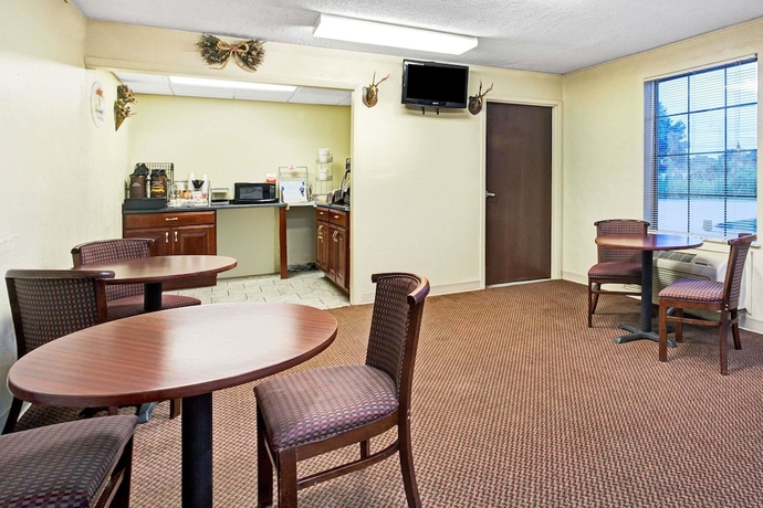 Imagen de los interiores del Hotel Super 8 By Wyndham Clarksville East. Foto 16