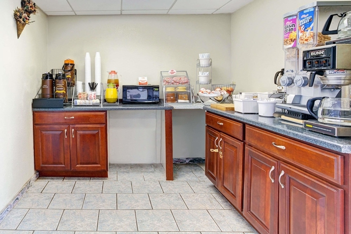 Imagen del bar/restaurante del Hotel Super 8 By Wyndham Clarksville East. Foto 4