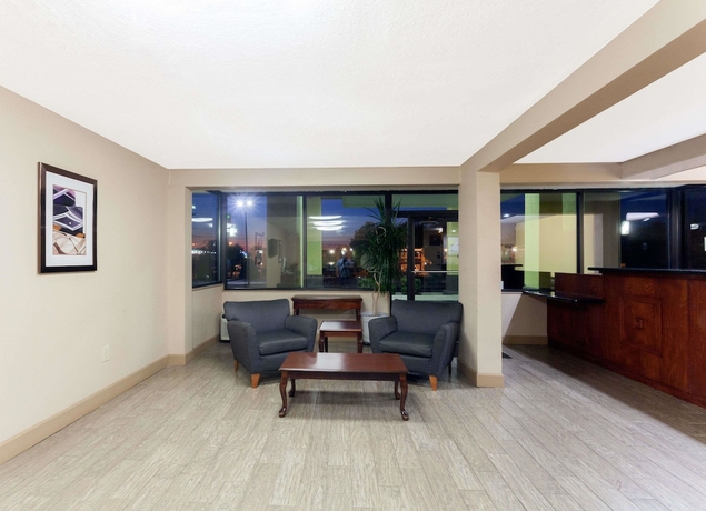 Imagen de los interiores del Hotel Super 8 By Wyndham Clarksville Northeast. Foto 17