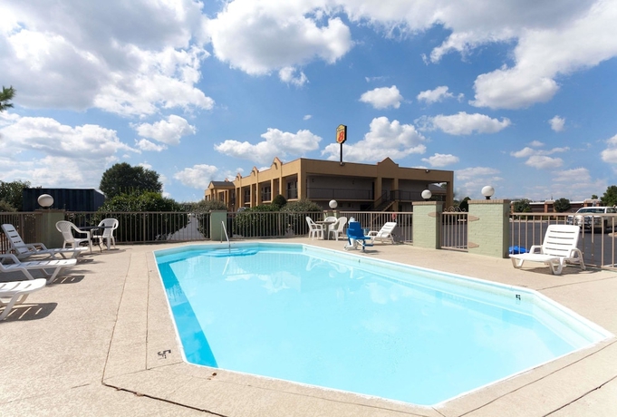 Imagen de la piscina del Hotel Super 8 By Wyndham Clarksville Northeast. Foto 19