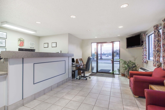 Imagen de los interiores del Hotel Super 8 By Wyndham Cleveland Tx. Foto 11