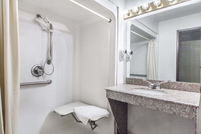 Imagen de la habitación del Hotel Super 8 By Wyndham Cleveland Tx. Foto 9