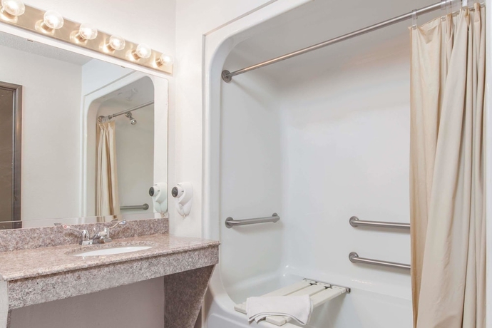 Imagen de la habitación del Hotel Super 8 By Wyndham Cleveland Tx. Foto 10