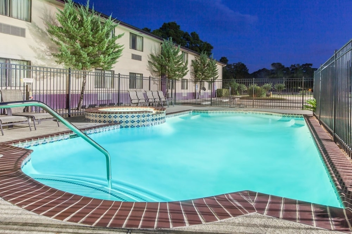 Imagen de la piscina del Hotel Super 8 By Wyndham Cleveland Tx. Foto 15