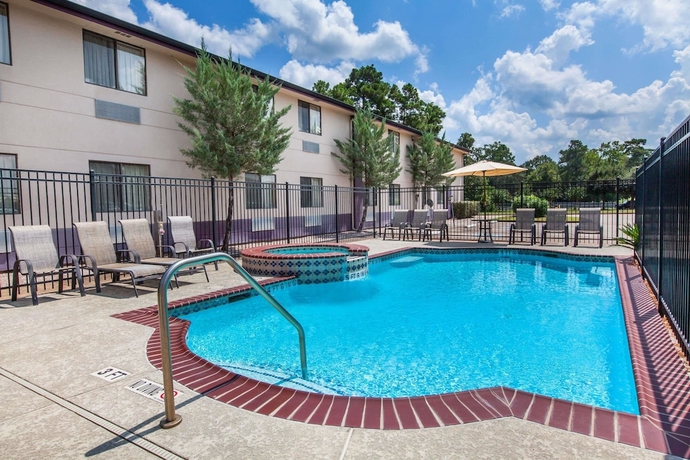 Imagen de la piscina del Hotel Super 8 By Wyndham Cleveland Tx. Foto 16