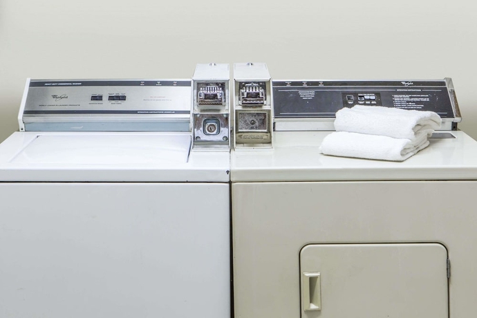 Imagen de los interiores del Hotel Super 8 By Wyndham Cleveland Tx. Foto 12