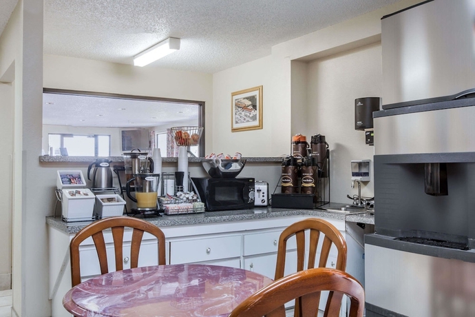 Imagen de los interiores del Hotel Super 8 By Wyndham Cleveland Tx. Foto 13