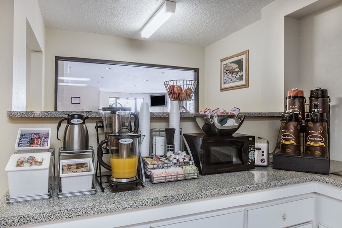 Imagen del bar/restaurante del Hotel Super 8 By Wyndham Cleveland Tx. Foto 2