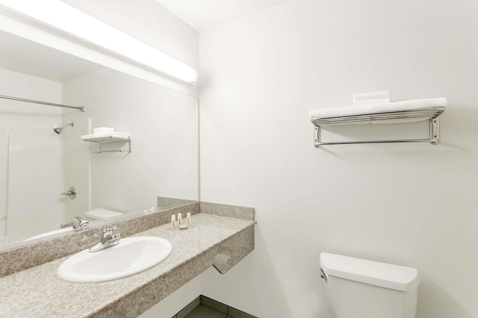 Imagen de la habitación del Hotel Super 8 By Wyndham Cloverdale Wine Country. Foto 9