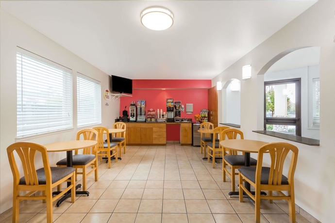 Imagen del bar/restaurante del Hotel Super 8 By Wyndham Cloverdale Wine Country. Foto 6