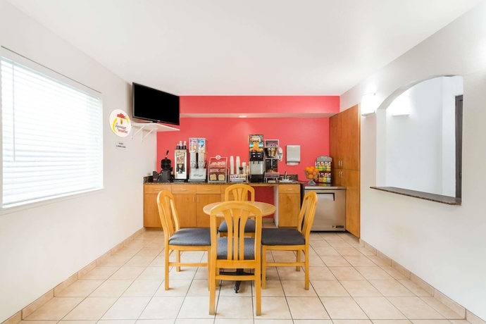 Imagen del bar/restaurante del Hotel Super 8 By Wyndham Cloverdale Wine Country. Foto 7