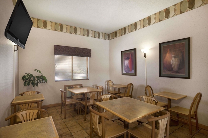 Imagen de los interiores del Hotel Super 8 By Wyndham Collinsville St. Louis. Foto 15