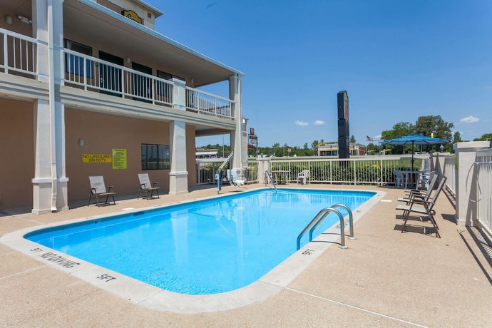 Imagen de la piscina del Hotel Super 8 By Wyndham Columbia, Columbia. Foto 12